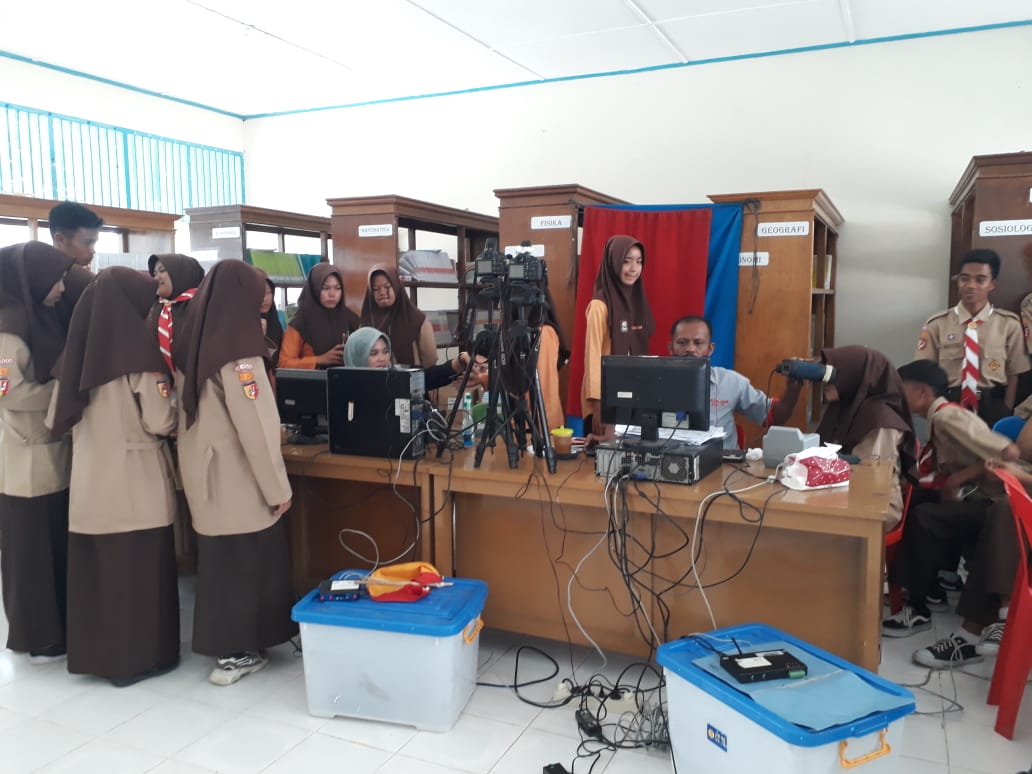 Pelajar SMAN 1 Banuhampu telah melakukan perekaman e-KTP di sekolah mereka, Sabtu (27/11) .